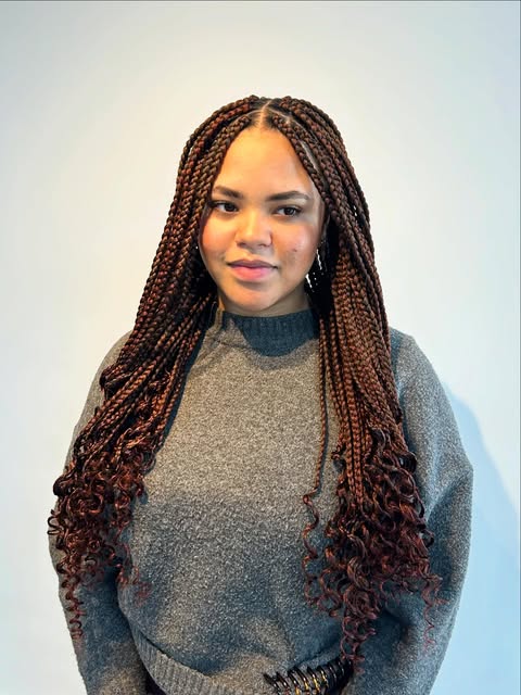 Lange box braids met krullende uiteinden, gezet bij Afro Curls