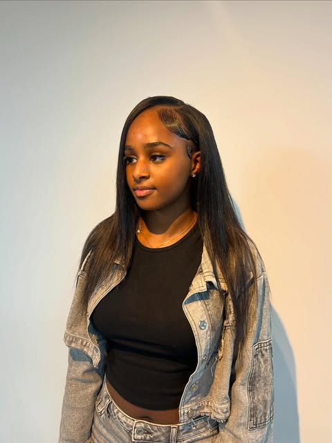 Zijdezacht, glanzend haar na een silk press behandeling bij Afro Curls
