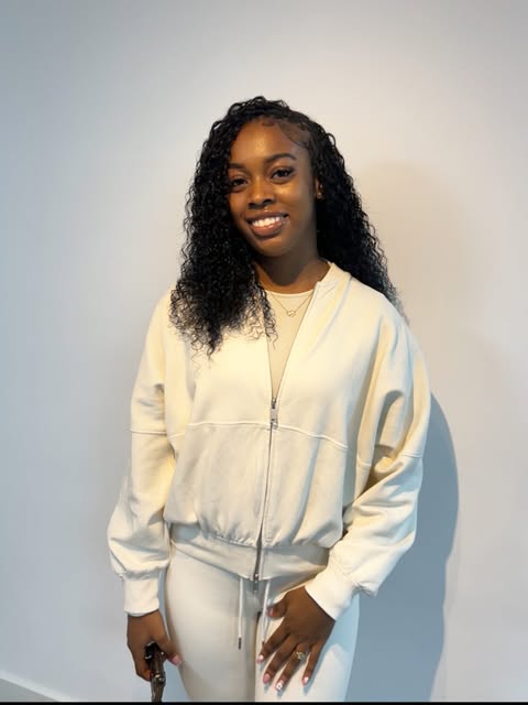 Tevreden klant van Afro Curls Beauty Salon met prachtig gestyled natural haar